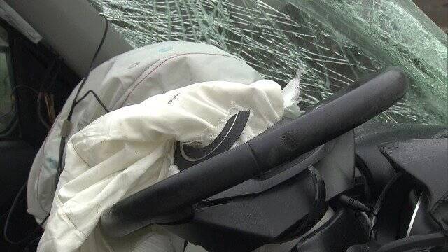 大型トレーラーと正面衝突 乗用車を運転していた33歳男性が全身を強く打って死亡 乗用車が車線はみ出したか