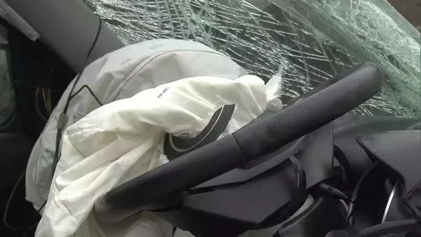 「大型トレーラーと正面衝突 乗用車を運転していた33歳男性が全身を強く打って死亡 乗用車が車線はみ出したか」の画像