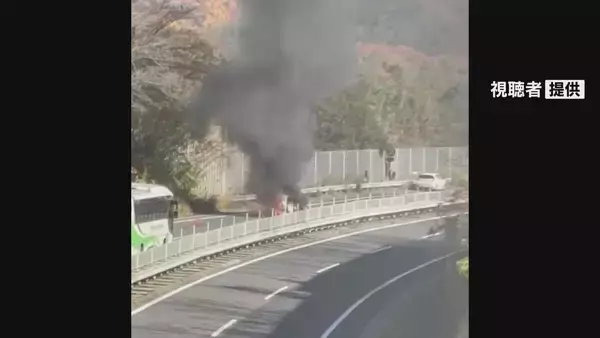 中央道で渋滞最後尾の車に追突…2台炎上 3台絡む玉突き事故に けが人なし 通行止めは午後4時半に解除