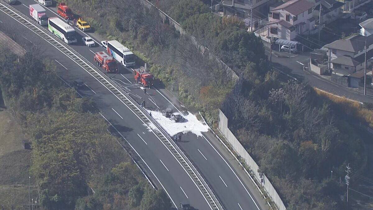 中央道で渋滞最後尾の車に追突…2台炎上 3台絡む玉突き事故に けが人なし 通行止めは午後4時半に解除