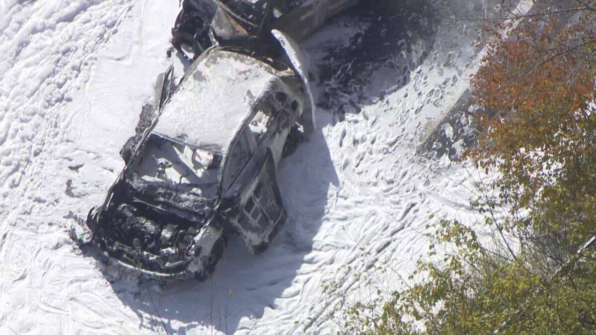 中央道で渋滞最後尾の車に追突…2台炎上 3台絡む玉突き事故に けが人なし 通行止めは午後4時半に解除