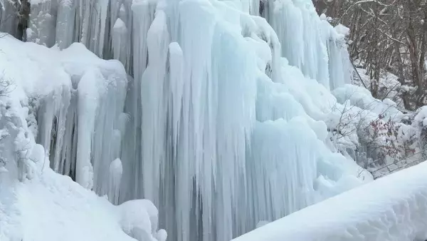 厳寒の北アルプスふもとに「氷の渓谷」…全長200メートルにわたる“青白く神秘的な氷柱”に注目 岐阜・高山市　