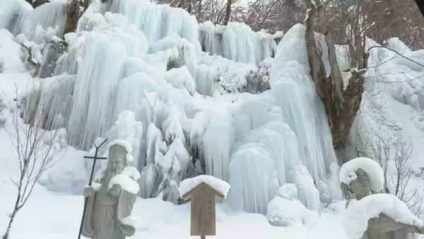 「厳寒の北アルプスふもとに「氷の渓谷」…全長200メートルにわたる“青白く神秘的な氷柱”に注目 岐阜・高山市　」の画像