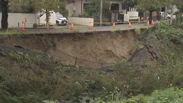 大雨で冠水相次いだ名古屋 洪水が発生した植田川周辺ではのり面が崩れる被害 繁華街の駅近くの高架下に雨で動けなくなったとみられる車も
