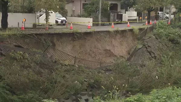 大雨で冠水相次いだ名古屋 洪水が発生した植田川周辺ではのり面が崩れる被害 繁華街の駅近くの高架下に雨で動けなくなったとみられる車も