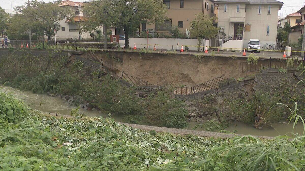 大雨で冠水相次いだ名古屋 洪水が発生した植田川周辺ではのり面が崩れる被害 繁華街の駅近くの高架下に雨で動けなくなったとみられる車も