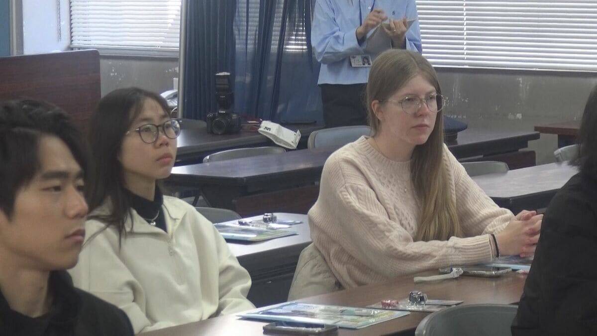 “ながら運転”の危険性やヘルメットの重要性…留学生が自転車の交通ルール学ぶ ｢安心安全に留学生活を送って｣ 愛知県警瑞穂署