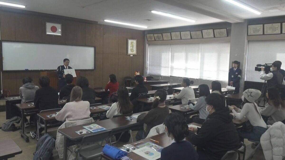 “ながら運転”の危険性やヘルメットの重要性…留学生が自転車の交通ルール学ぶ ｢安心安全に留学生活を送って｣ 愛知県警瑞穂署