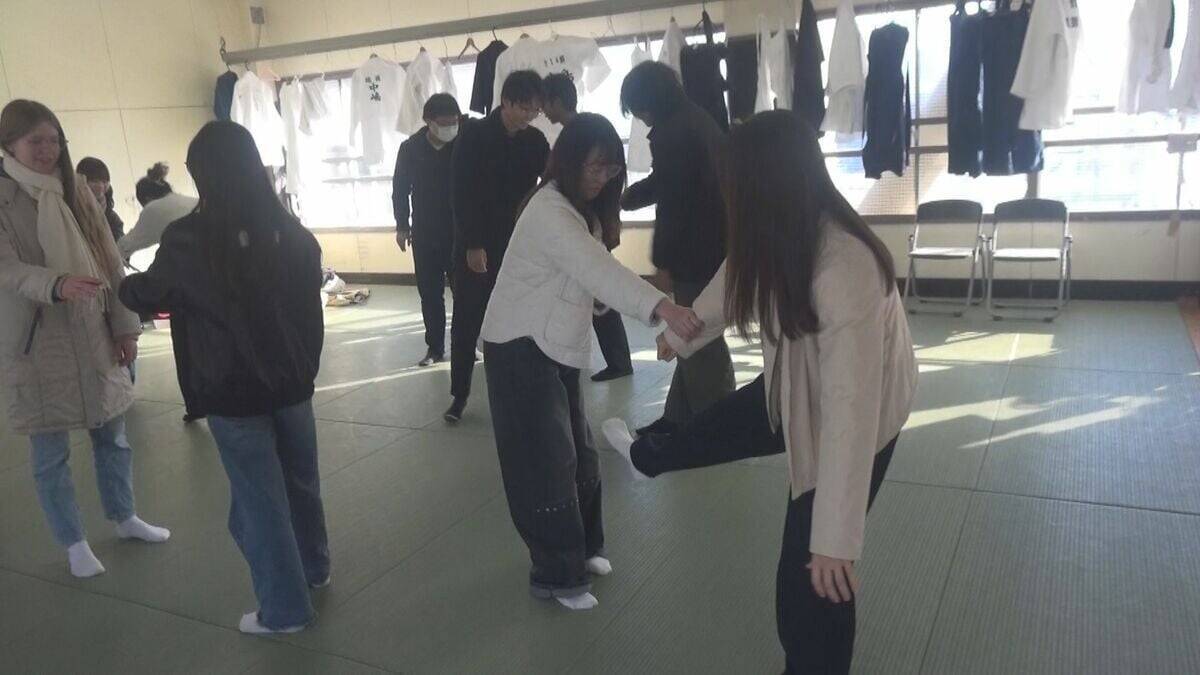 “ながら運転”の危険性やヘルメットの重要性…留学生が自転車の交通ルール学ぶ ｢安心安全に留学生活を送って｣ 愛知県警瑞穂署