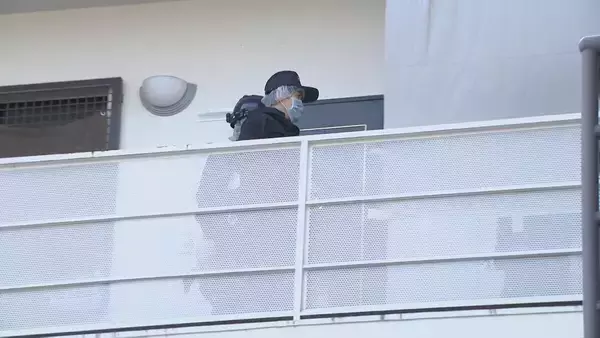 「ベッド上の女性遺体は「窒息死」愛知・豊田市のアパートで殺人放火 数日前には酒に酔った男性が大声あげて部屋のドア叩く」の画像