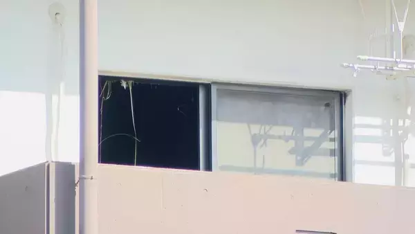 「ベッド上の女性遺体は「窒息死」愛知・豊田市のアパートで殺人放火 数日前には酒に酔った男性が大声あげて部屋のドア叩く」の画像