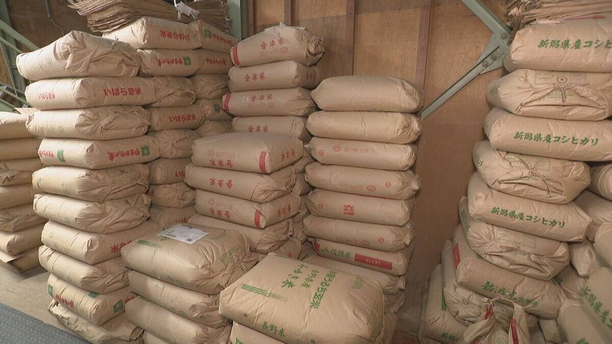 倉庫には“大量のコメ” 抱える在庫は例年の約2倍｢新米が出るまでになくしたい｣ 中東情勢の影響で袋は入りづらく