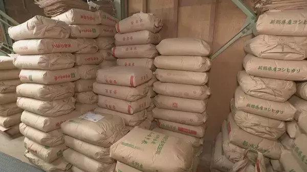 「倉庫には“大量のコメ” 抱える在庫は例年の約2倍｢新米が出るまでになくしたい｣ 中東情勢の影響で袋は入りづらく」の画像