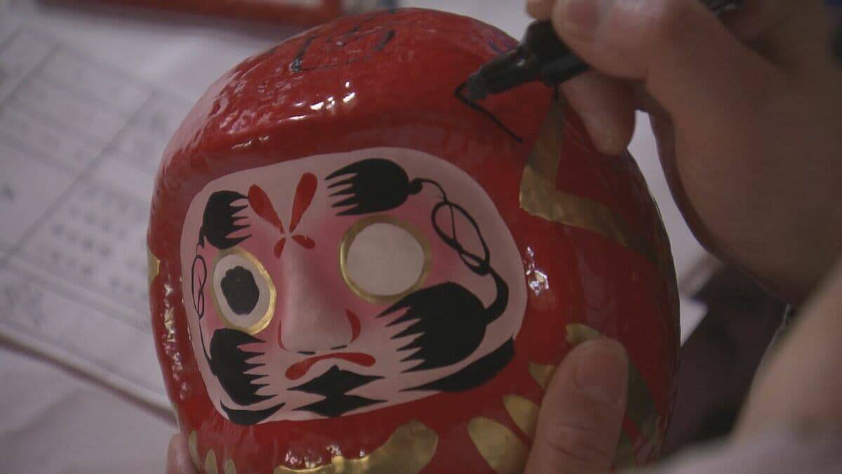 三重･熊野市で｢福だるま市｣ 商売繁盛･家内安全…だるまに願い込めて開運祈願