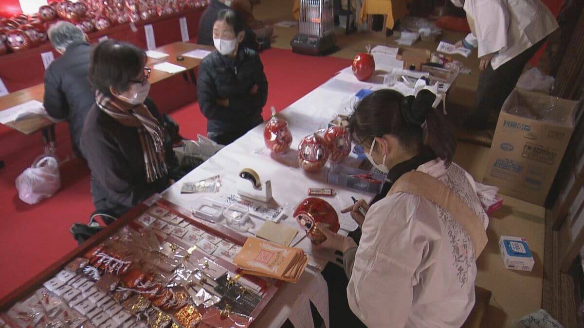 三重･熊野市で｢福だるま市｣ 商売繁盛･家内安全…だるまに願い込めて開運祈願