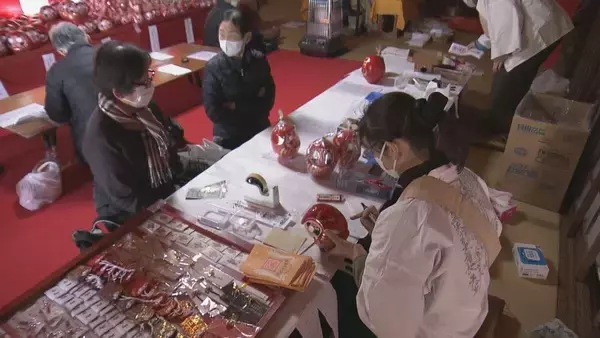 「三重･熊野市で｢福だるま市｣ 商売繁盛･家内安全…だるまに願い込めて開運祈願」の画像