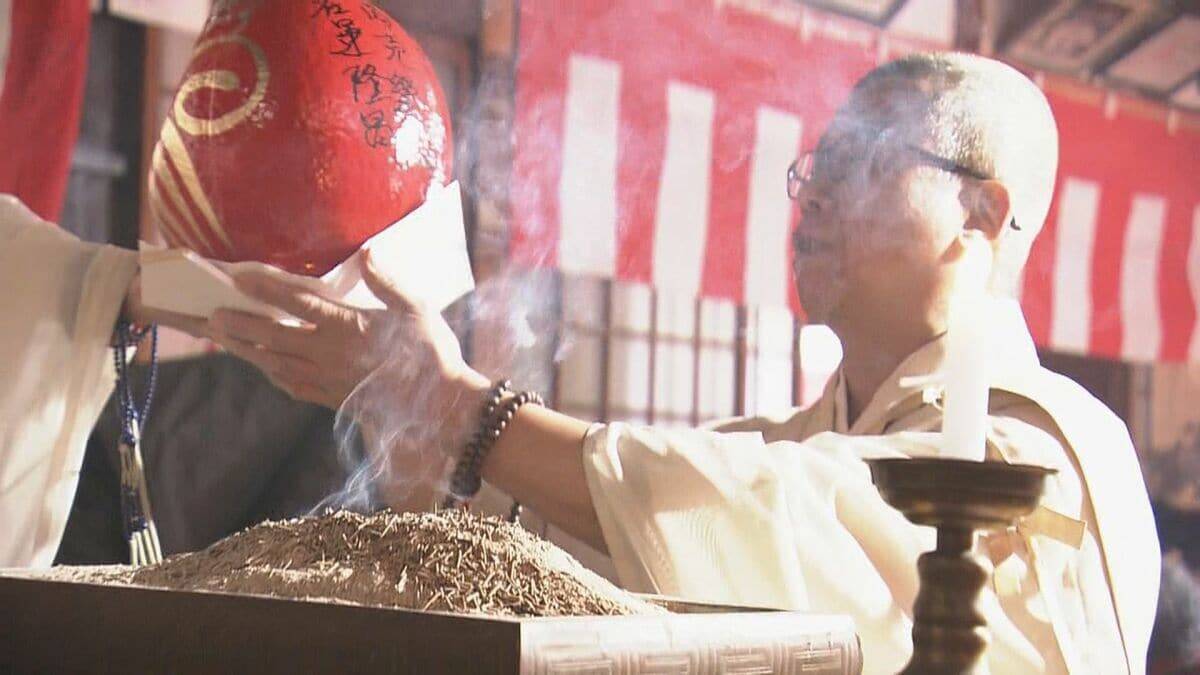 三重･熊野市で｢福だるま市｣ 商売繁盛･家内安全…だるまに願い込めて開運祈願