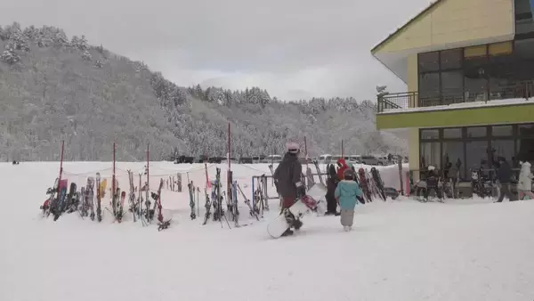 雪不足で茶色い地面がむき出しに… オープン延期したスキー場 大雪でようやく全リフト稼働 ｢うれしい限りです｣ 岐阜･飛騨市