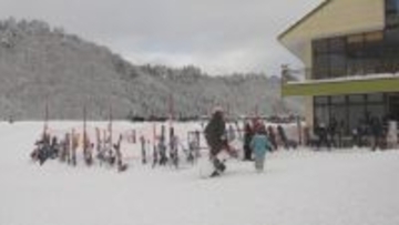 雪不足で茶色い地面がむき出しに… オープン延期したスキー場 大雪でようやく全リフト稼働 ｢うれしい限りです｣ 岐阜･飛騨市
