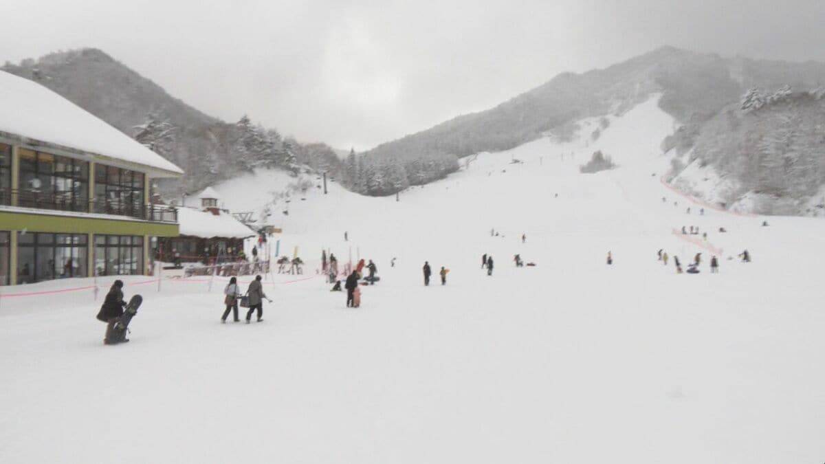 雪不足で茶色い地面がむき出しに… オープン延期したスキー場 大雪でようやく全リフト稼働 ｢うれしい限りです｣ 岐阜･飛騨市