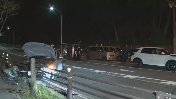 「横転・ガードレール衝突… 名古屋大学近くの交差点で車６台がからむ事故 男女3人搬送 名古屋・千種区」の画像