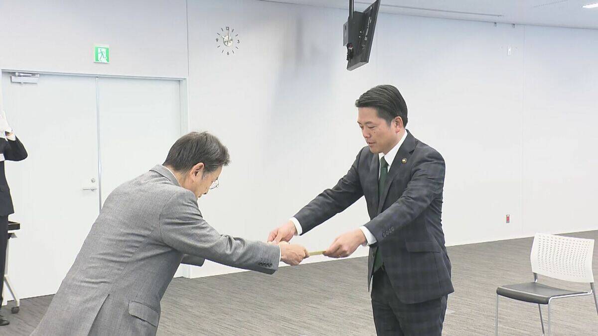 【岐阜市長選挙】3期目の当選果たした現職･柴橋正直氏に当選証書 6万票あまりの大差 投票率は前回を6.63ポイント上回る