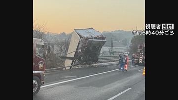 トラックがガードレール突き破り…あわや転落 東名高速 上り豊田JCT～岡崎IC間で事故 運転していた男性にけがなし 愛知･岡崎市