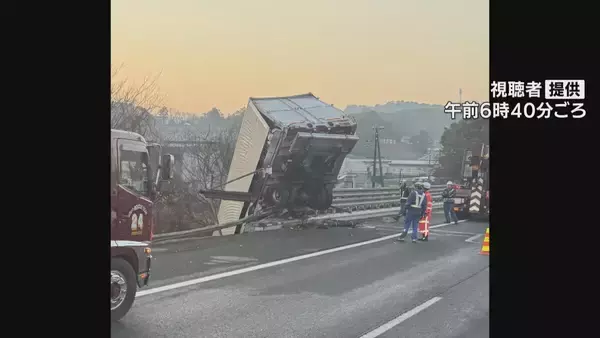 トラックがガードレール突き破り…あわや転落 東名高速 上り豊田JCT～岡崎IC間で事故 運転していた男性にけがなし 愛知･岡崎市