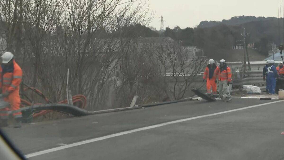 トラックがガードレール突き破り…あわや転落 東名高速 上り豊田JCT～岡崎IC間で事故 運転していた男性にけがなし 愛知･岡崎市