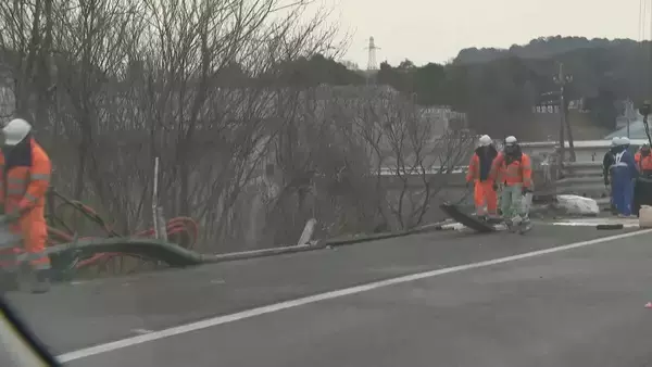 「トラックがガードレール突き破り…あわや転落 東名高速 上り豊田JCT～岡崎IC間で事故 運転していた男性にけがなし 愛知･岡崎市」の画像