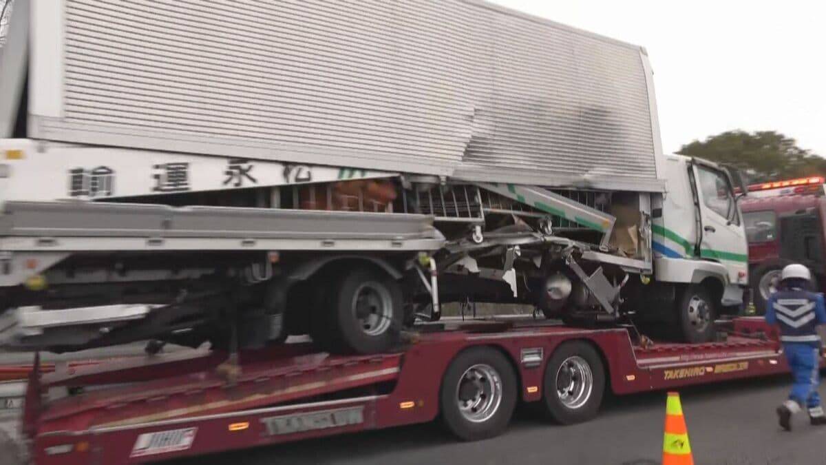 トラックがガードレール突き破り…あわや転落 東名高速 上り豊田JCT～岡崎IC間で事故 運転していた男性にけがなし 愛知･岡崎市