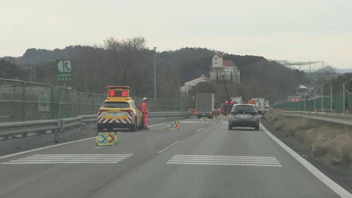 トラックがガードレール突き破り…あわや転落 東名高速 上り豊田JCT～岡崎IC間で事故 運転していた男性にけがなし 愛知･岡崎市