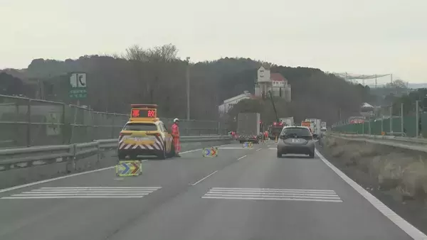 「トラックがガードレール突き破り…あわや転落 東名高速 上り豊田JCT～岡崎IC間で事故 運転していた男性にけがなし 愛知･岡崎市」の画像