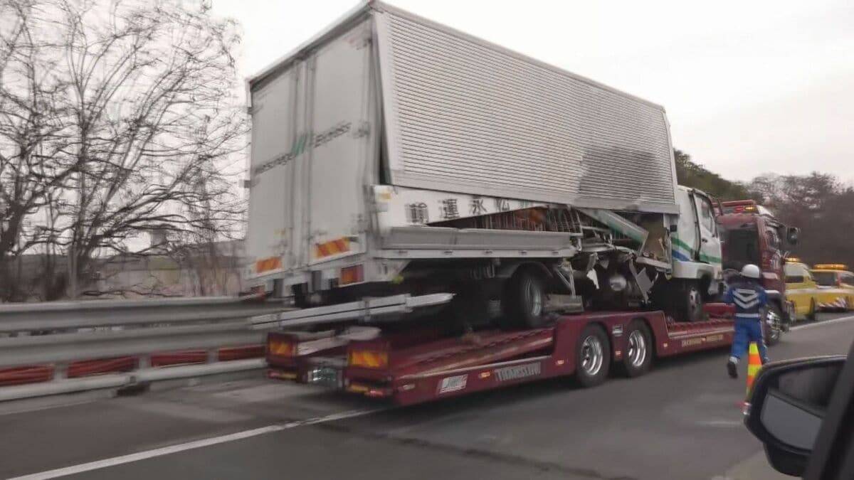 トラックがガードレール突き破り…あわや転落 東名高速 上り豊田JCT～岡崎IC間で事故 運転していた男性にけがなし 愛知･岡崎市