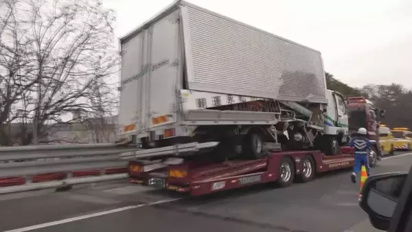 「トラックがガードレール突き破り…あわや転落 東名高速 上り豊田JCT～岡崎IC間で事故 運転していた男性にけがなし 愛知･岡崎市」の画像