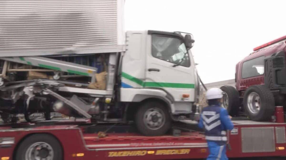 トラックがガードレール突き破り…あわや転落 東名高速 上り豊田JCT～岡崎IC間で事故 運転していた男性にけがなし 愛知･岡崎市