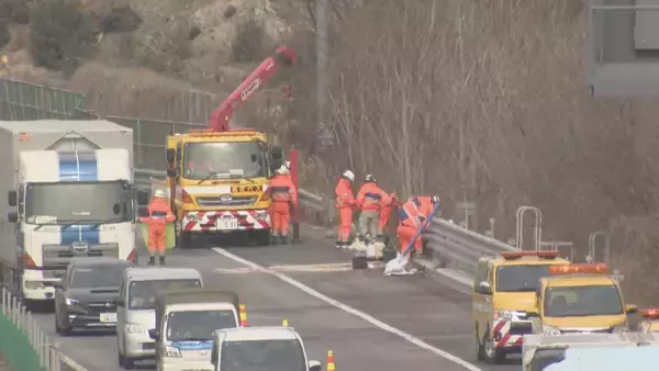 「トラックがガードレール突き破り…あわや転落 東名高速 上り豊田JCT～岡崎IC間で事故 運転していた男性にけがなし 愛知･岡崎市」の画像