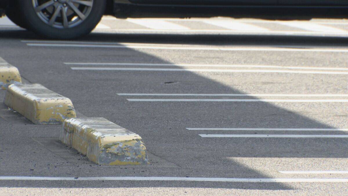 コンビニ駐車場で事故 住職の93歳男性が運転を誤り店の壁に衝突 “履き物”が脱げそうになりアクセルを強く踏み込んだか 岐阜・海津市