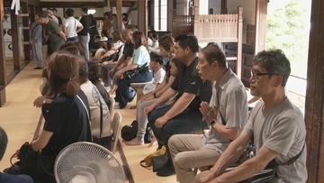 夏の風物詩「松倉絵馬市」に飛騨地方の縁起物「紙絵馬」を求め地元の人や観光客が訪れる　幸せが駆け込むように