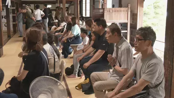 夏の風物詩「松倉絵馬市」に飛騨地方の縁起物「紙絵馬」を求め地元の人や観光客が訪れる　幸せが駆け込むように