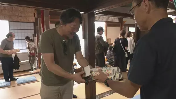 「夏の風物詩「松倉絵馬市」に飛騨地方の縁起物「紙絵馬」を求め地元の人や観光客が訪れる　幸せが駆け込むように」の画像