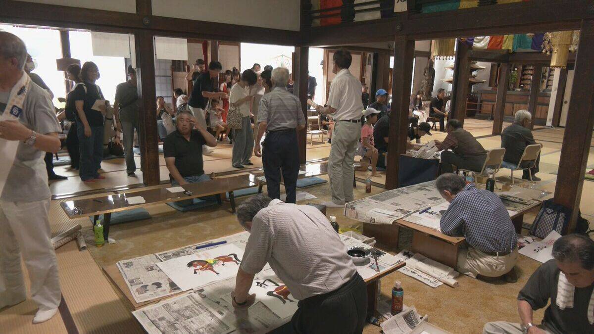 夏の風物詩「松倉絵馬市」に飛騨地方の縁起物「紙絵馬」を求め地元の人や観光客が訪れる　幸せが駆け込むように