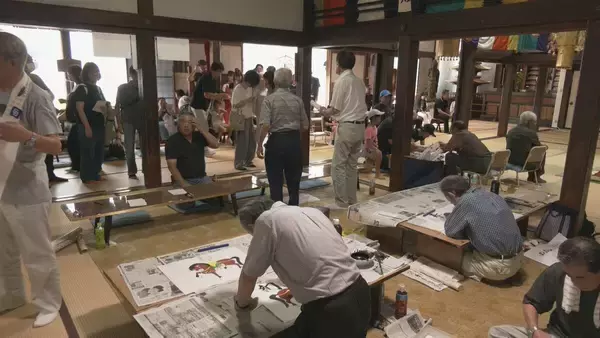 「夏の風物詩「松倉絵馬市」に飛騨地方の縁起物「紙絵馬」を求め地元の人や観光客が訪れる　幸せが駆け込むように」の画像