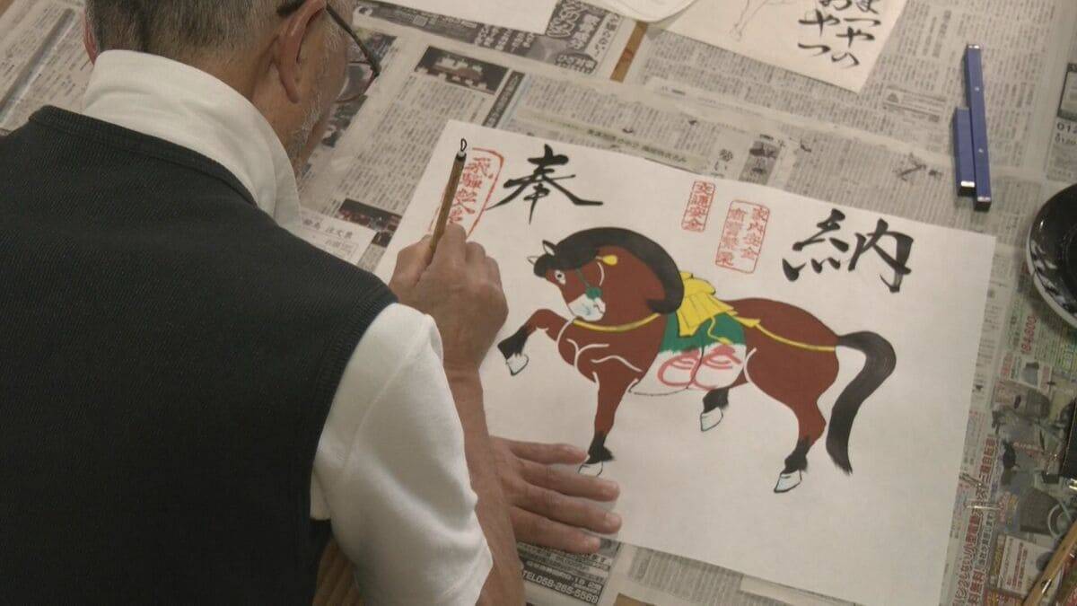 夏の風物詩「松倉絵馬市」に飛騨地方の縁起物「紙絵馬」を求め地元の人や観光客が訪れる　幸せが駆け込むように