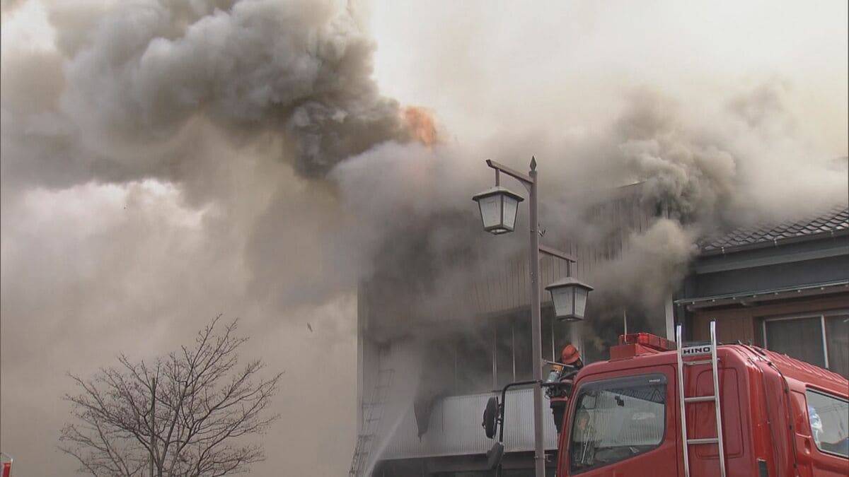 「建物が燃えている」とアスファルト舗装をしていた業者から119番 2階建て住宅が全焼 ｢舗装作業で出た火が住宅に燃え移った｣という通報 愛知･豊橋市