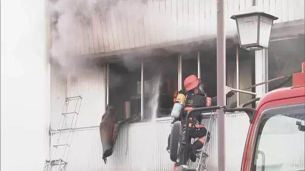 「「建物が燃えている」とアスファルト舗装をしていた業者から119番 2階建て住宅が全焼 ｢舗装作業で出た火が住宅に燃え移った｣という通報 愛知･豊橋市」の画像