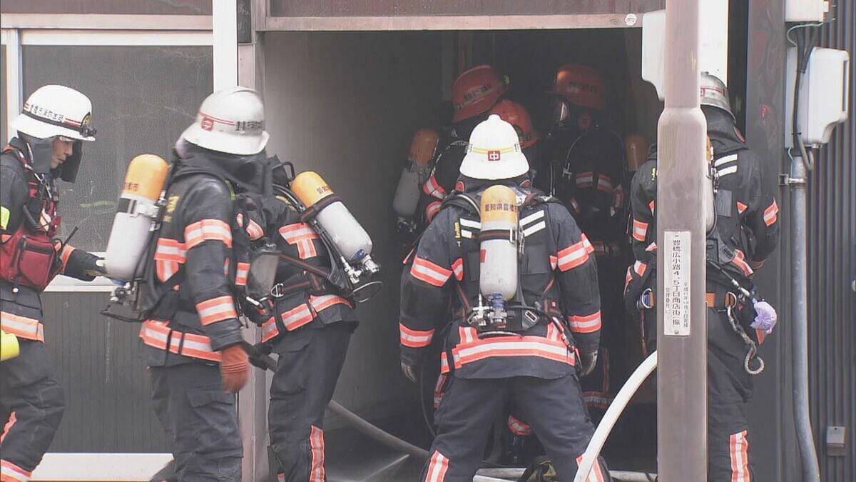 「建物が燃えている」とアスファルト舗装をしていた業者から119番 2階建て住宅が全焼 ｢舗装作業で出た火が住宅に燃え移った｣という通報 愛知･豊橋市