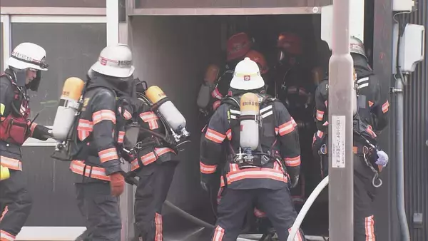 「「建物が燃えている」とアスファルト舗装をしていた業者から119番 2階建て住宅が全焼 ｢舗装作業で出た火が住宅に燃え移った｣という通報 愛知･豊橋市」の画像