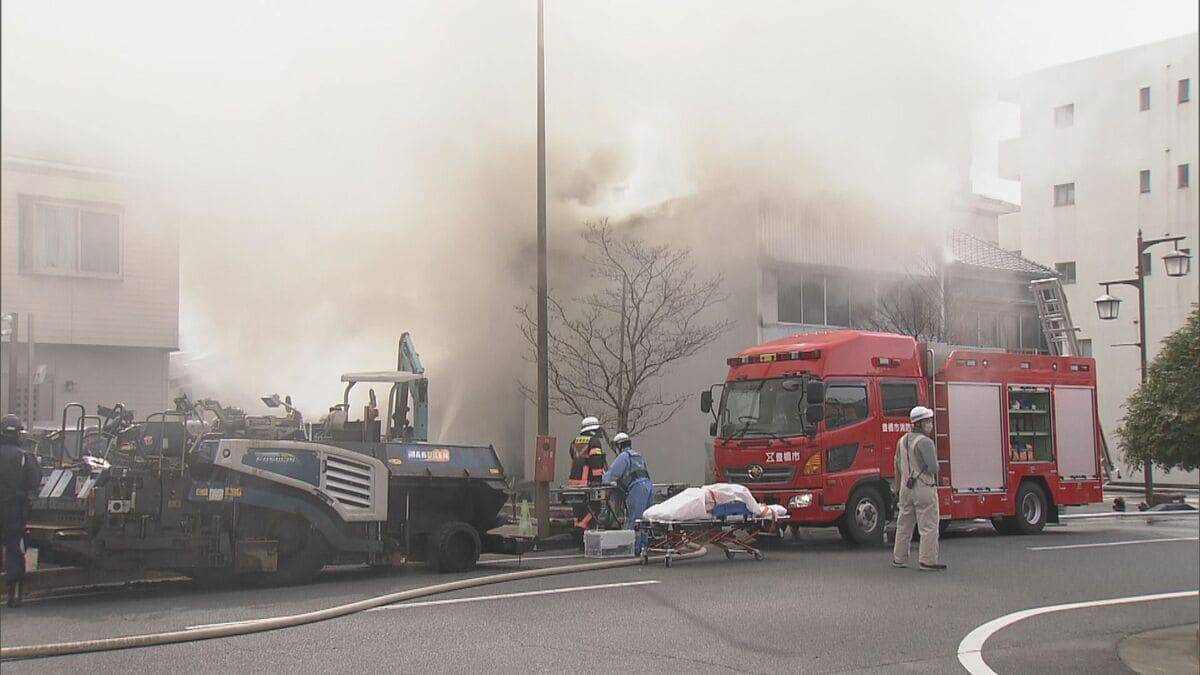 「建物が燃えている」とアスファルト舗装をしていた業者から119番 2階建て住宅が全焼 ｢舗装作業で出た火が住宅に燃え移った｣という通報 愛知･豊橋市