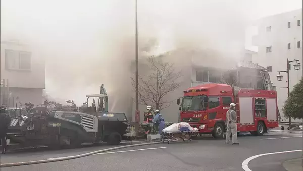 「「建物が燃えている」とアスファルト舗装をしていた業者から119番 2階建て住宅が全焼 ｢舗装作業で出た火が住宅に燃え移った｣という通報 愛知･豊橋市」の画像